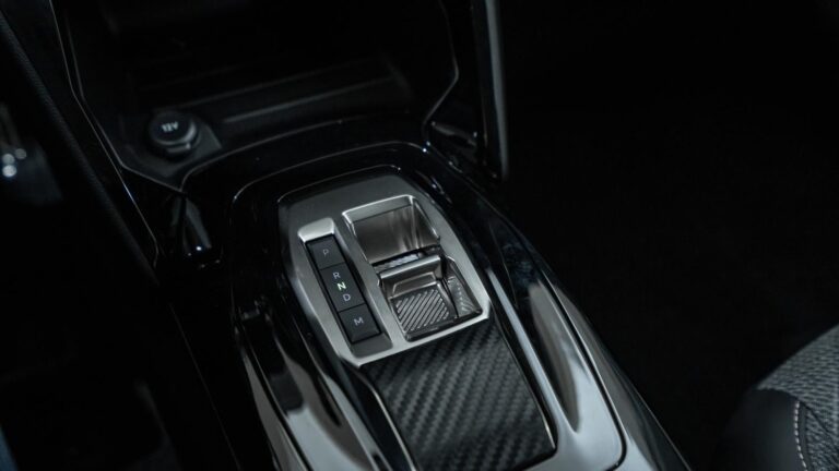 PEUGEOT-208-AUTO-NEW-GEARBOX